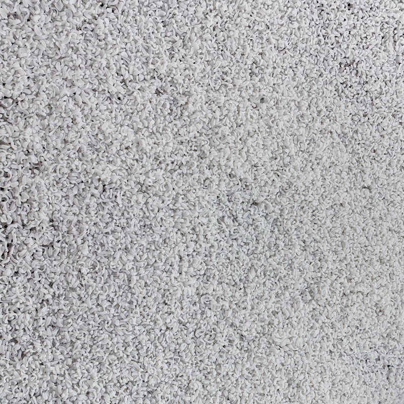 How can filler masterbatch be added to PE plastic products to effectively reduce raw material costs while maintaining good processing properties?