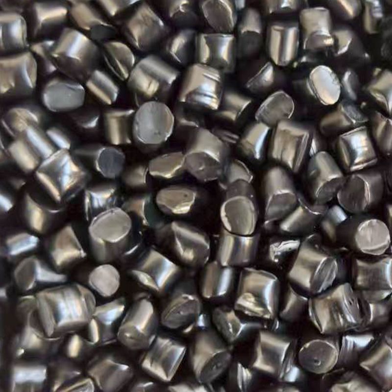 How does Black Masterbatch achieve high-quality coloring of plastic products using a PE carrier and carbon black components?