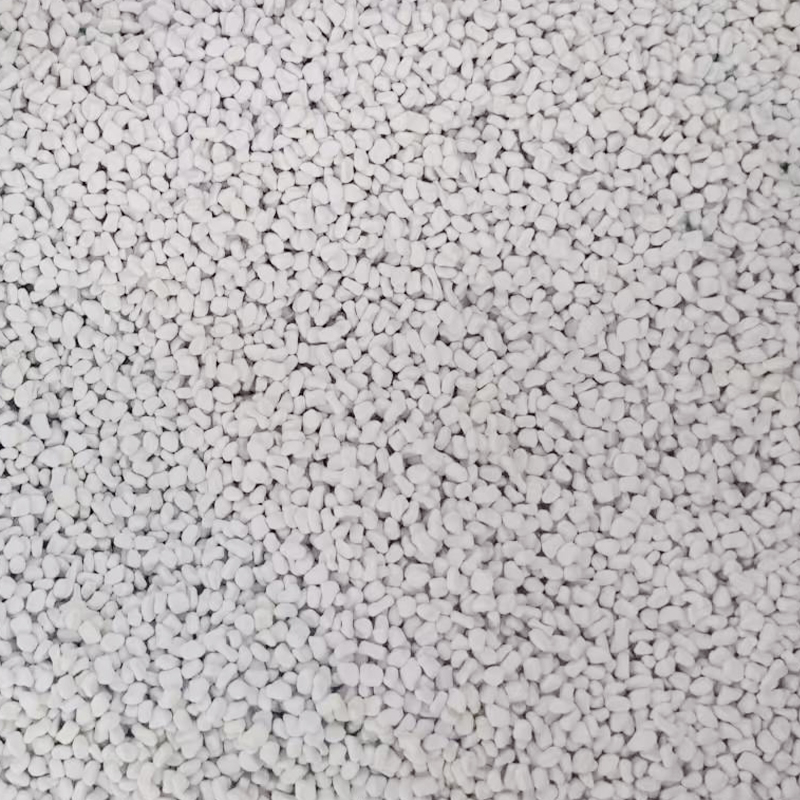 How does the titanium dioxide content in the white masterbatch affect the opacity and whiteness of the final PE plastic product?